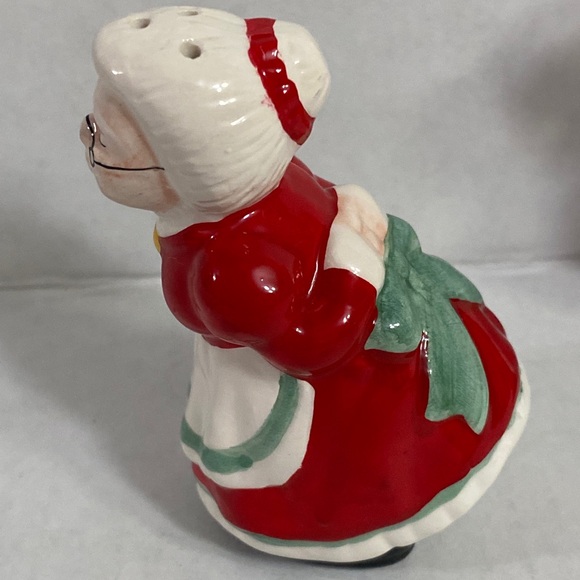 Kissing Santa And Mrs. Claus Salt and Pepper Shakers Christmas Table Kitschy - Picture 3 of 16